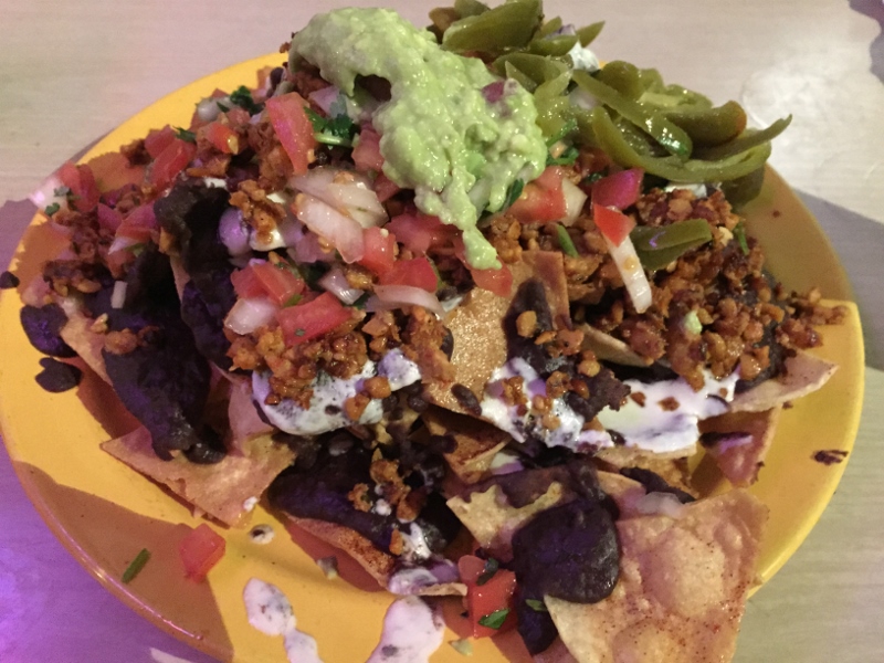 SenorVeggie -vegan nachos (800x600).jpg